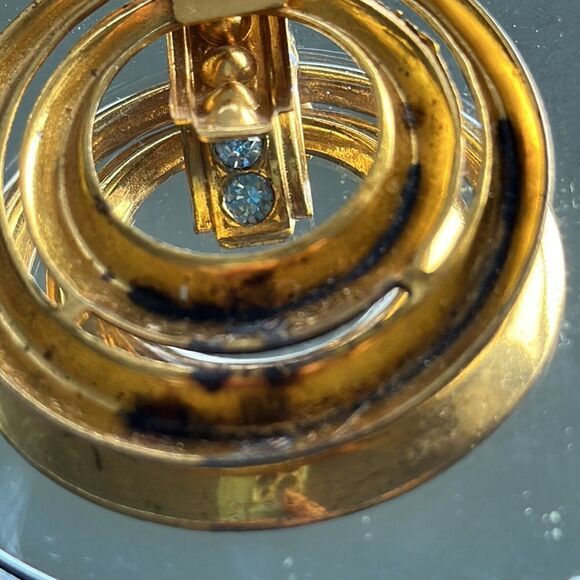 Vintage round gold tone scarf pin with light blue rhinestones - Picture 5 of 5